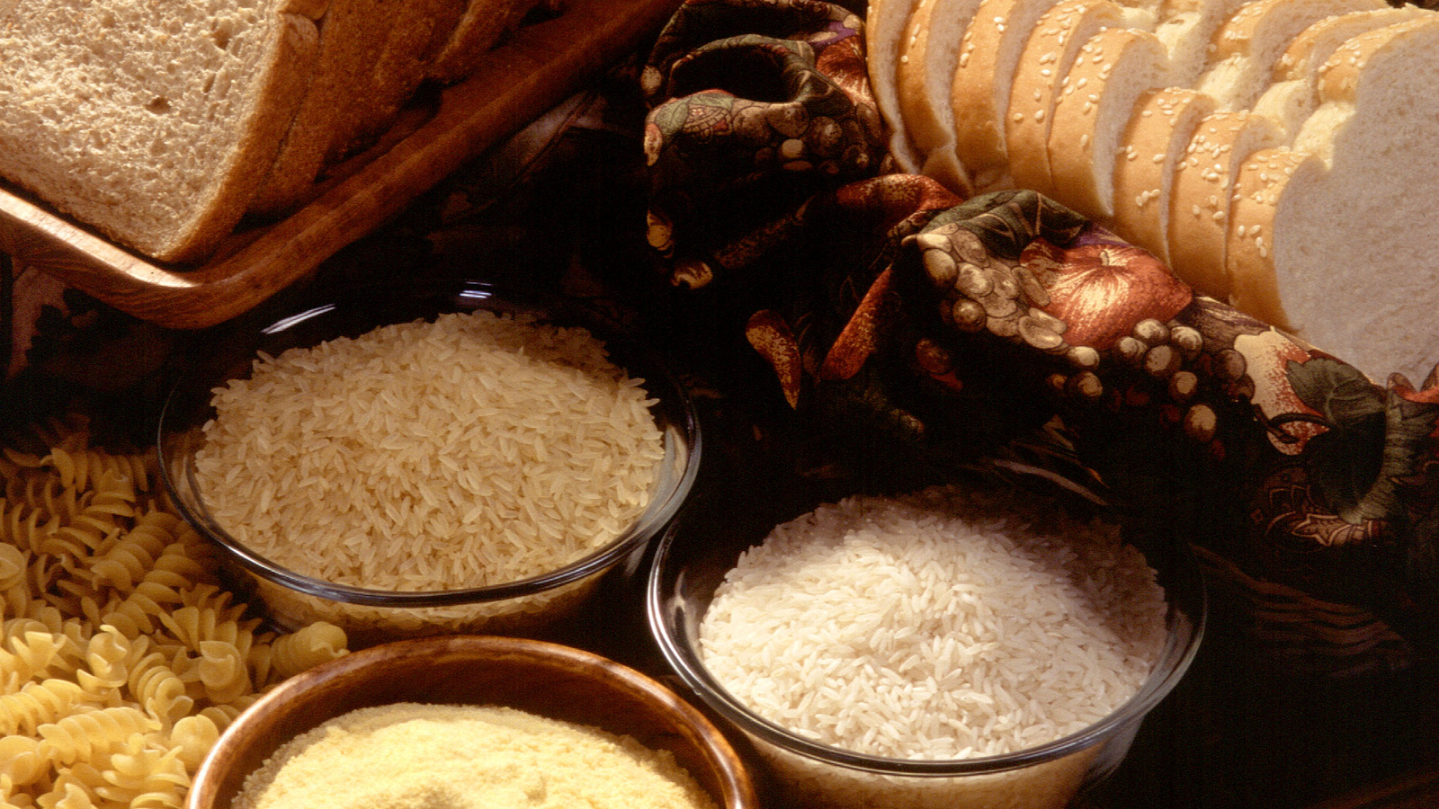 صورة توضيحية لخبز وأرز ومعكرونة ودقيق ذرة من أرشيف USDA ARS، وليست لسوق حالية في العراق